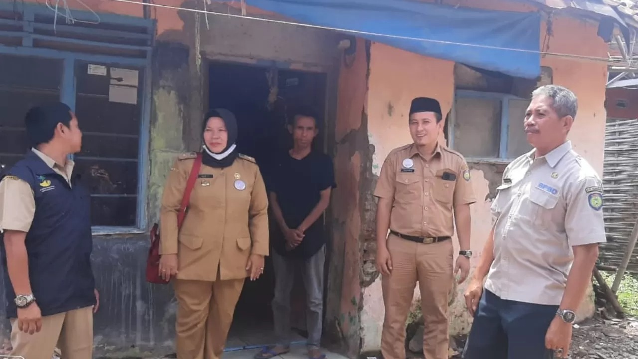 Cepat Tanggap, Camat Losarang Mendistribusikan Bantuan Kepada Korban Rumah Roboh di Desa Rajaiyang